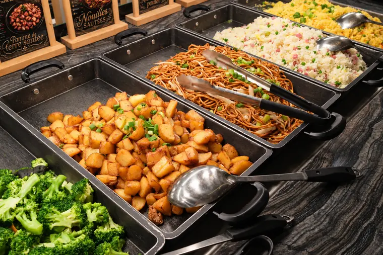 Le buffet chaud : nouilles, riz, pommes de terre