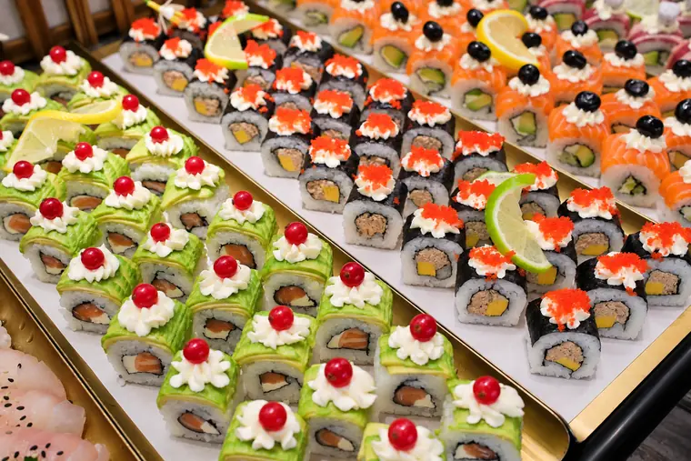 Sushi et makis colorés