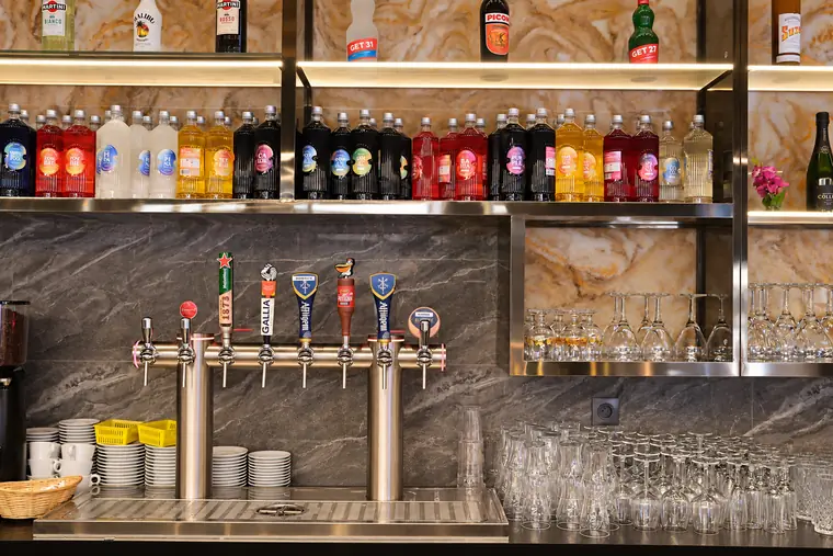 Le bar et ses tireuses